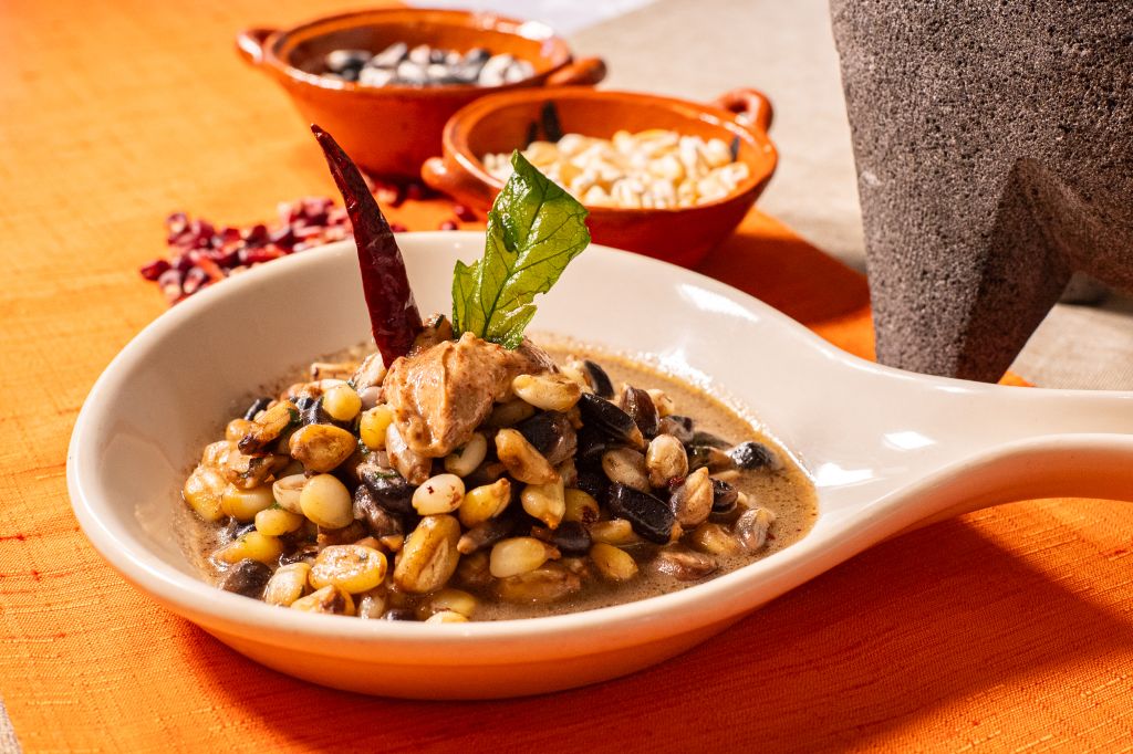 esquites mixtos artesanales con mayonesa de chapulines
