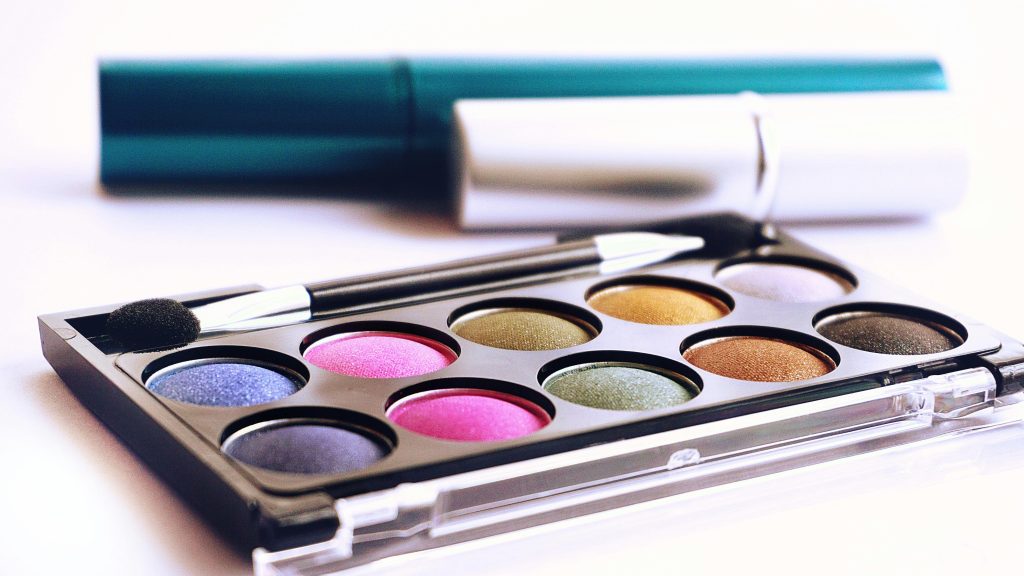 Radiografía del consumo omnicanal: el comercio electrónico equilibra la alta tecnología con el abastecimiento doméstico Close-up of colorful eyeshadow palette with brush, ideal for fashion and beauty themes.