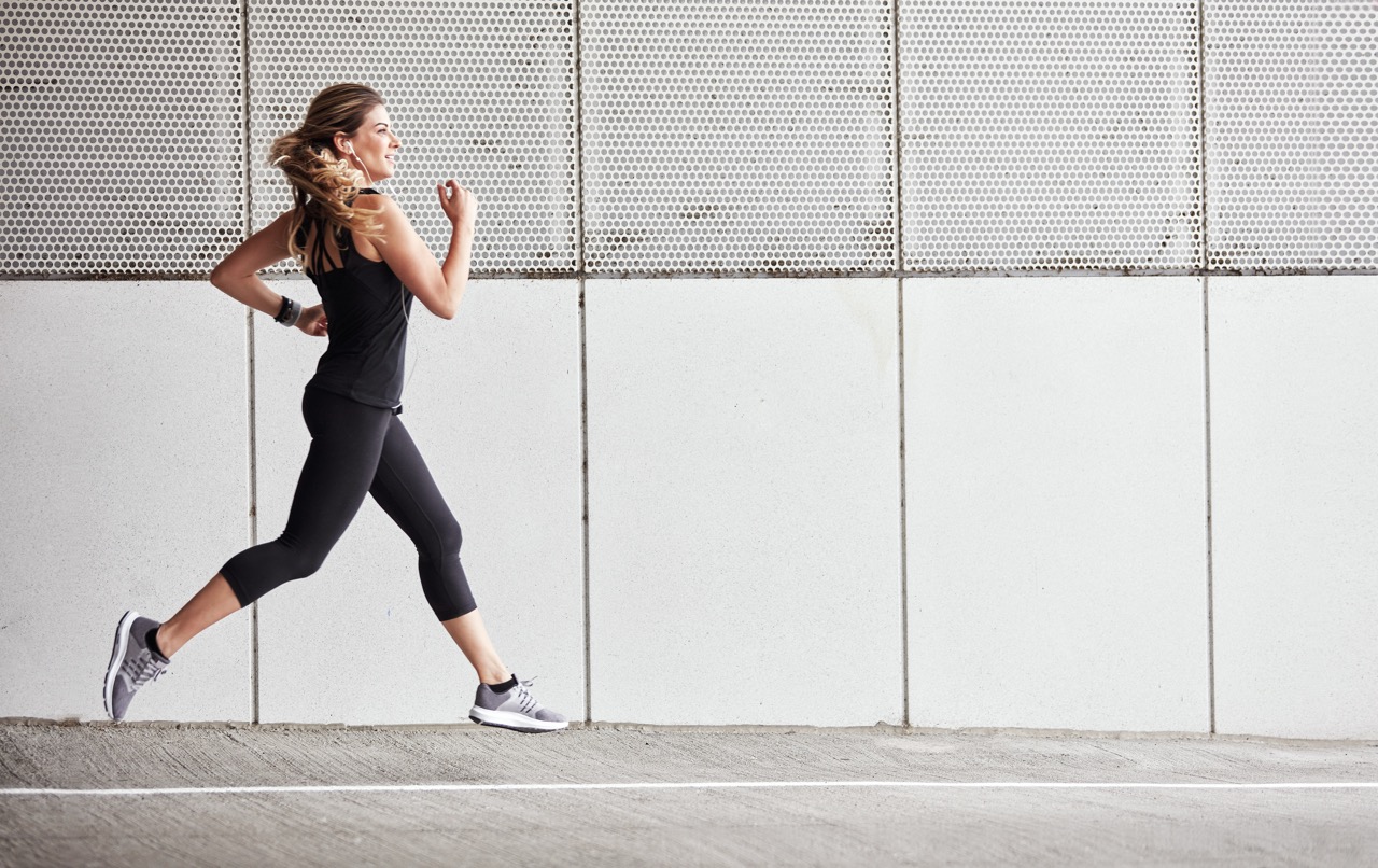 Dermatología y salud cutánea: El sudor no es el responsable del mal olor corporal fitness running and athlete outdoor with earphones cardio 78521775 large