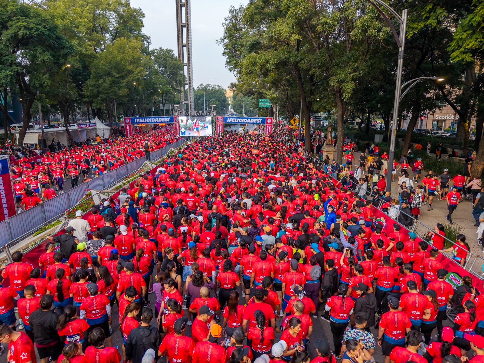 Más de 27 mil corredores participan en la 11ª Bimbo Global Race en CDMX y logran donación de 553 mil rebanadas de pan Multitud de corredores en carrera atlética matutina sobre Paseo de la Reforma en Ciudad de México