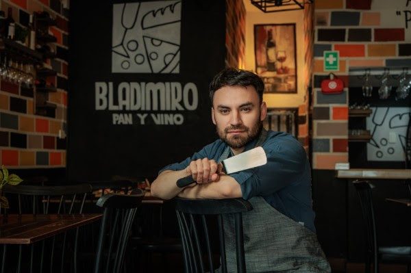 Bladimiro Pan y Vino: Cocina mediterránea en Santa María la Ribera Pizza artesanal italiana recién horneada sobre mesa de madera rústica en restaurante gourmet