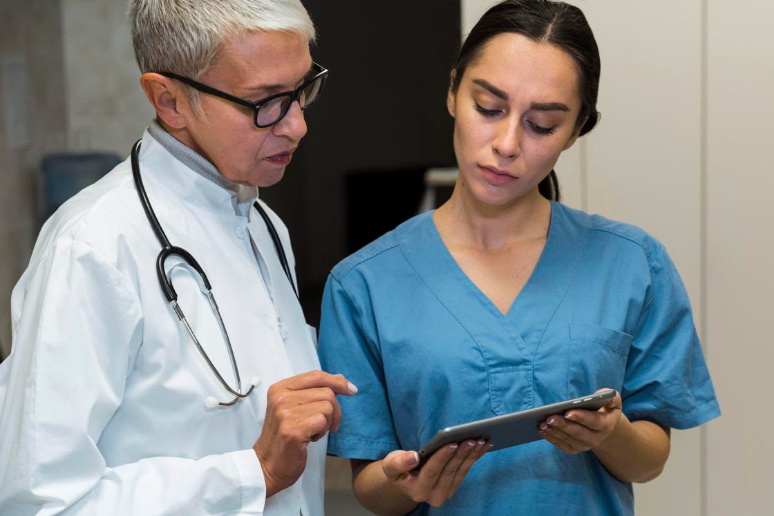 Médico especialista utilizando tablet y herramientas tecnológicas de apoyo clínico digital en consulta