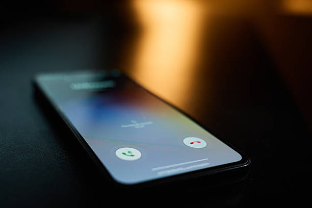 Suplantan conmutadores de bancos en México: ESET advierte sobre los riesgos del fraude mediante 'caller ID spoofing' Teléfono inteligente recibiendo llamada fraudulenta con manipulación de identificador telefónico