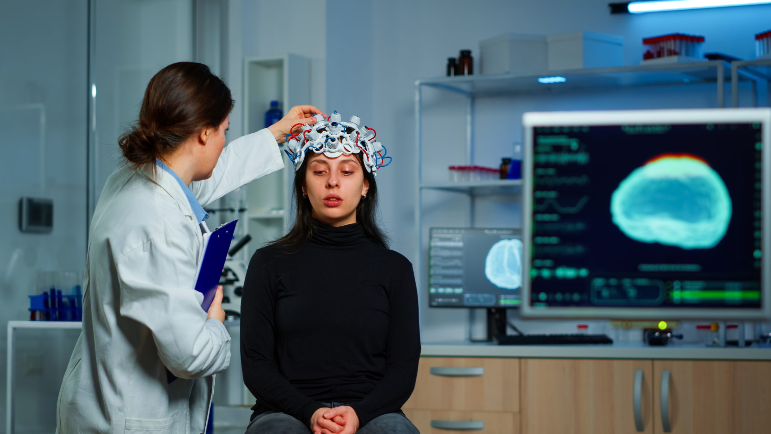 Especialista médico en neurología revisando estudios clínicos y terapias farmacológicas de precisión