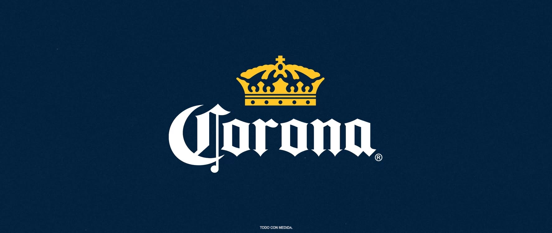 Botella de cerveza y elementos de producción cervecera industrial mexicana