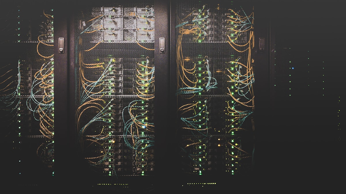 Servidores de centro de datos corporativo con monitoreo de ciberseguridad