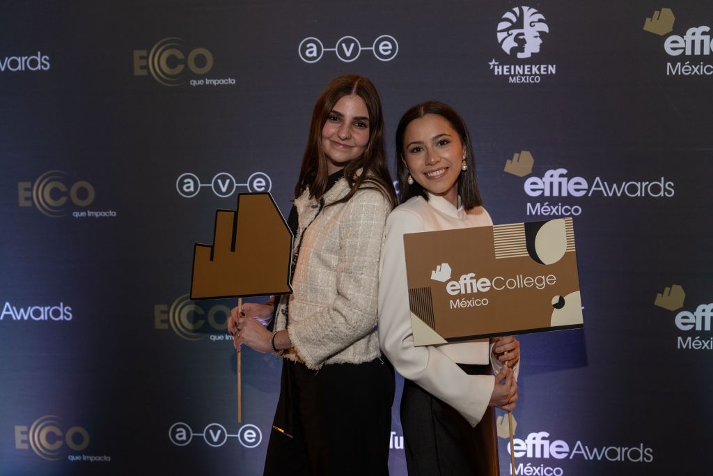 Jóvenes estudiantes universitarios colaborando en proyectos de innovación y estrategia