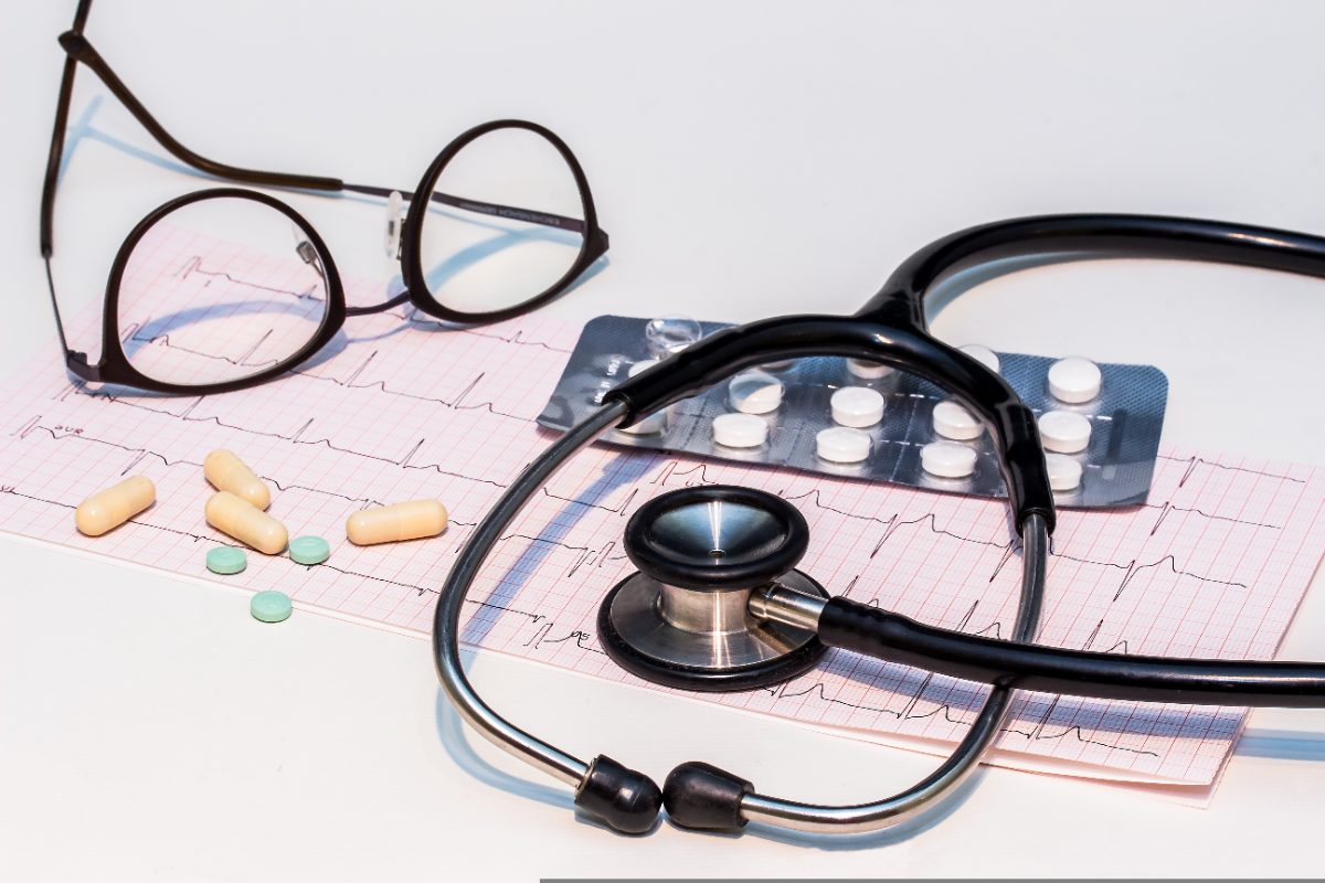 Especialista médico pediatra realizando chequeo cardiológico preventivo en recién nacido
