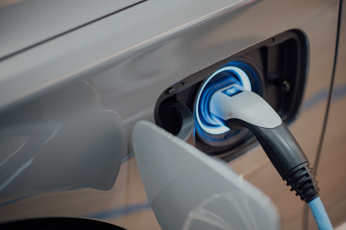 Vehículo eléctrico recargando en estación de alta potencia de FAZT en Soriana