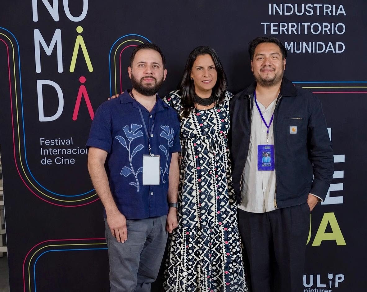 Festival Nómada: Ecosistema itinerante de cine e industria en México Sala de cine con pantalla panorámica iluminada y butacas en función cinematográfica