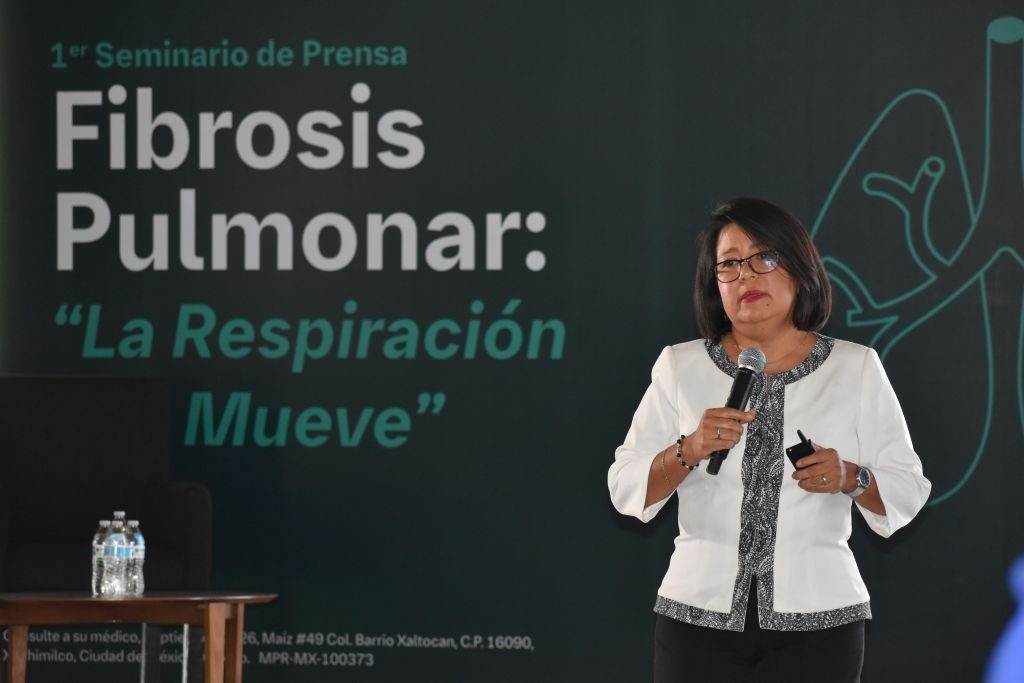 Fibrosis Pulmonar: Molécula PDE4B eleva expectativa de vida hasta 9 años Especialista médico analizando tomografía computarizada pulmonar y datos clínicos respiratorios en hospital
