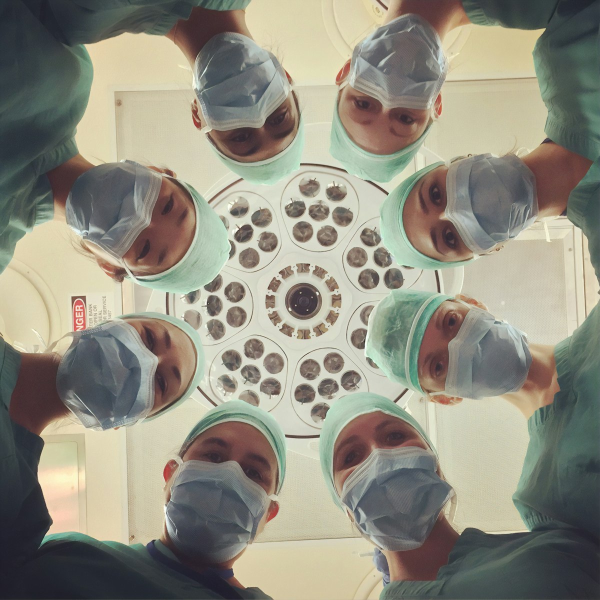 Día Mundial de la Fibrosis Pulmonar: El INER impulsa el modelo CAINER para diagnóstico en 48 horas Especialistas médicos del INER analizando estudios diagnósticos de salud respiratoria