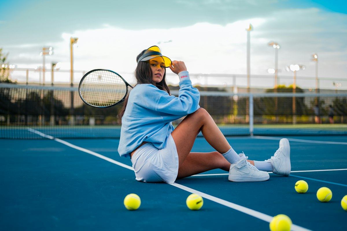 Cancha de tenis profesional en complejo deportivo durante certamen internacional de la WTA
