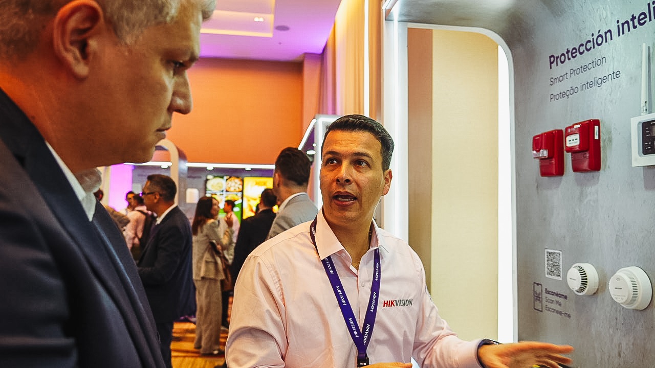 Hikvision reúne a más de 200 líderes en Medellín para analizar el impacto de la inteligencia artificial y AIoT en el retail latinoamericano Cámaras de seguridad inteligente con analítica de visión artificial en piso de venta minorista