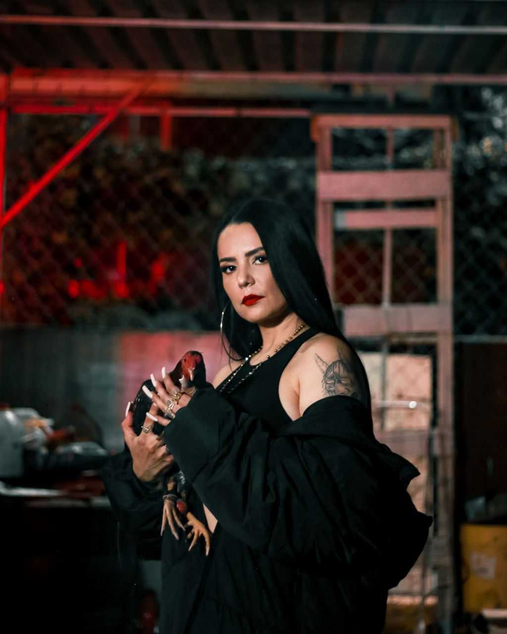 Hispana selecciona 5 canciones clave de su trayectoria en el rap mexicano Artista vocal urbana interpretando en concierto en vivo sobre escenario con iluminación artística