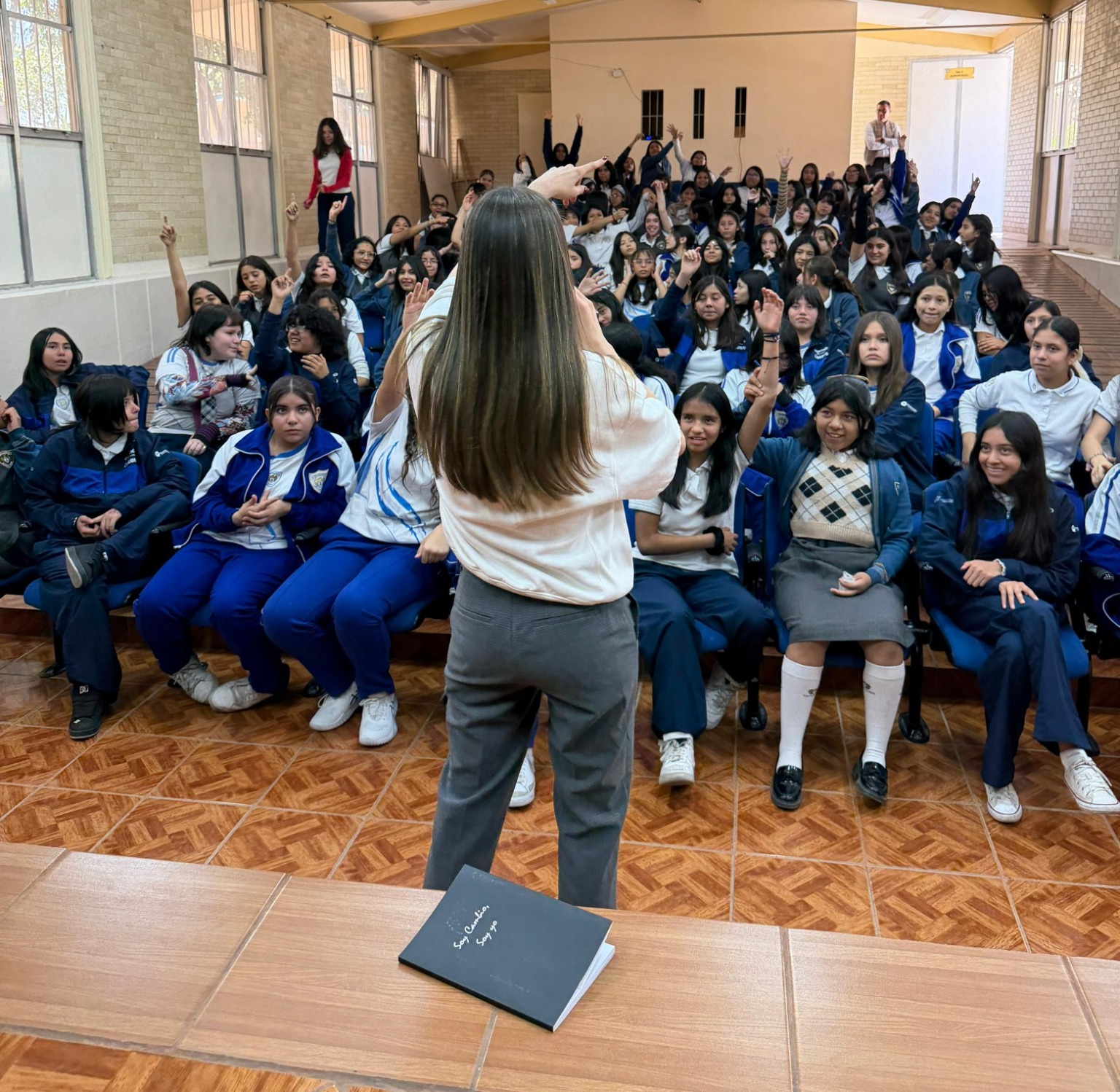 Especialista médica en consulta clínica de salud femenina y diagnóstico ginecológico