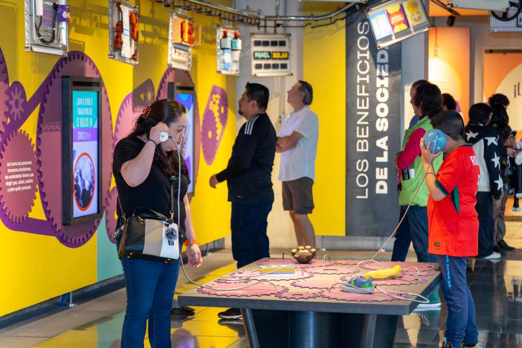 Elementos interactivos de educación financiera y economía ciudadana en museo interactivo