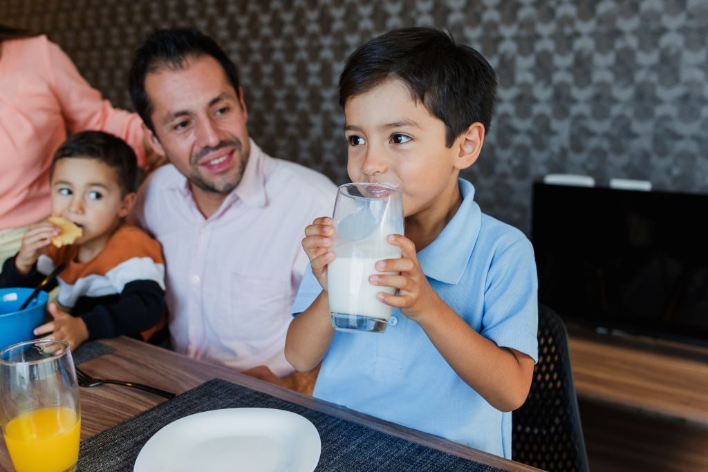 Nutrición escolar: La función de los lácteos según la FAO en el regreso a clases Vaso de leche fresca y alimentos saludables equilibrados para nutrición escolar en desayuno infantil
