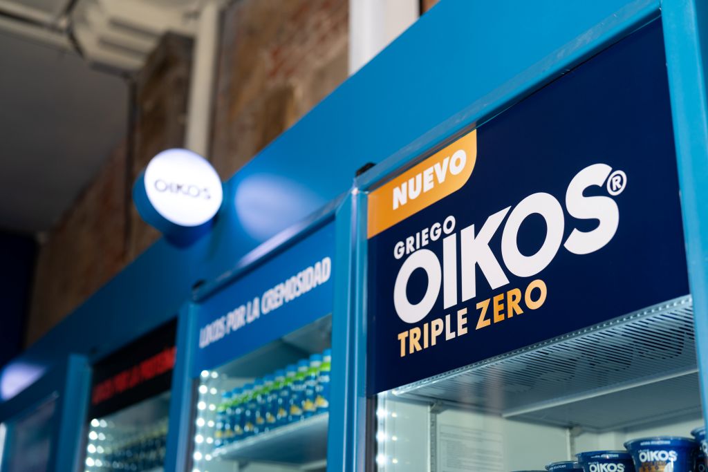 Oikos amplía su portafolio con Triple Zero: Yoghurt griego con cero grasa, cero azúcar añadida y cero edulcorantes Yoghurt griego alto en proteína natural sin azúcar añadida para nutrición balanceada