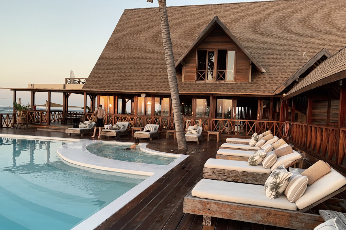 Instalaciones de resort turístico frente al mar con amenidades exclusivas de hospitalidad