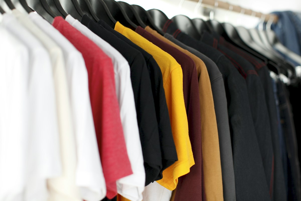 Prendas básicas, la estrategia defensiva del retail de moda en México frente a la volatilidad arancelaria Prendas de vestir básicas de algodón y diseño atemporal en exhibidor de tienda de retail