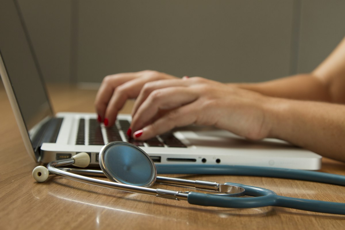 Consulta médica digital y herramientas de telemedicina con inteligencia artificial
