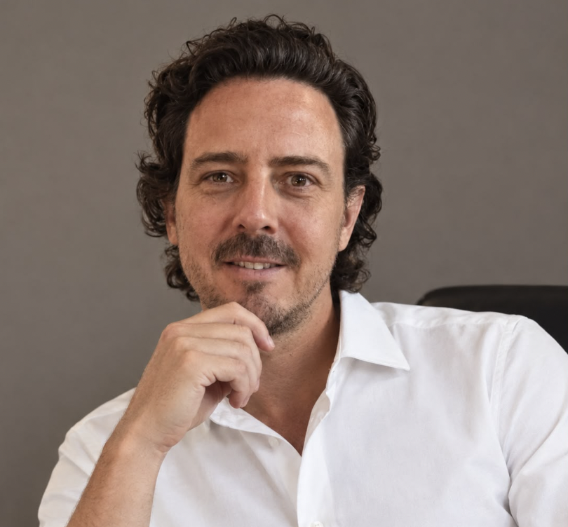 Santiago Cortés asume como CEO de Grupo TBWA Colombia para encabezar su nueva etapa de expansión creativa y de negocio Ejecutivo corporativo en oficinas de agencia de publicidad y estrategia de negocios