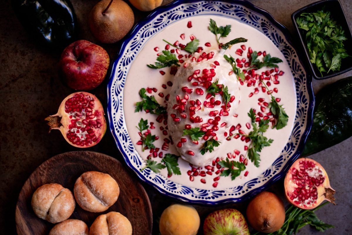 Preparación culinaria en cocina mexicana con ingredientes frescos y bebidas vegetales para platillo tradicional