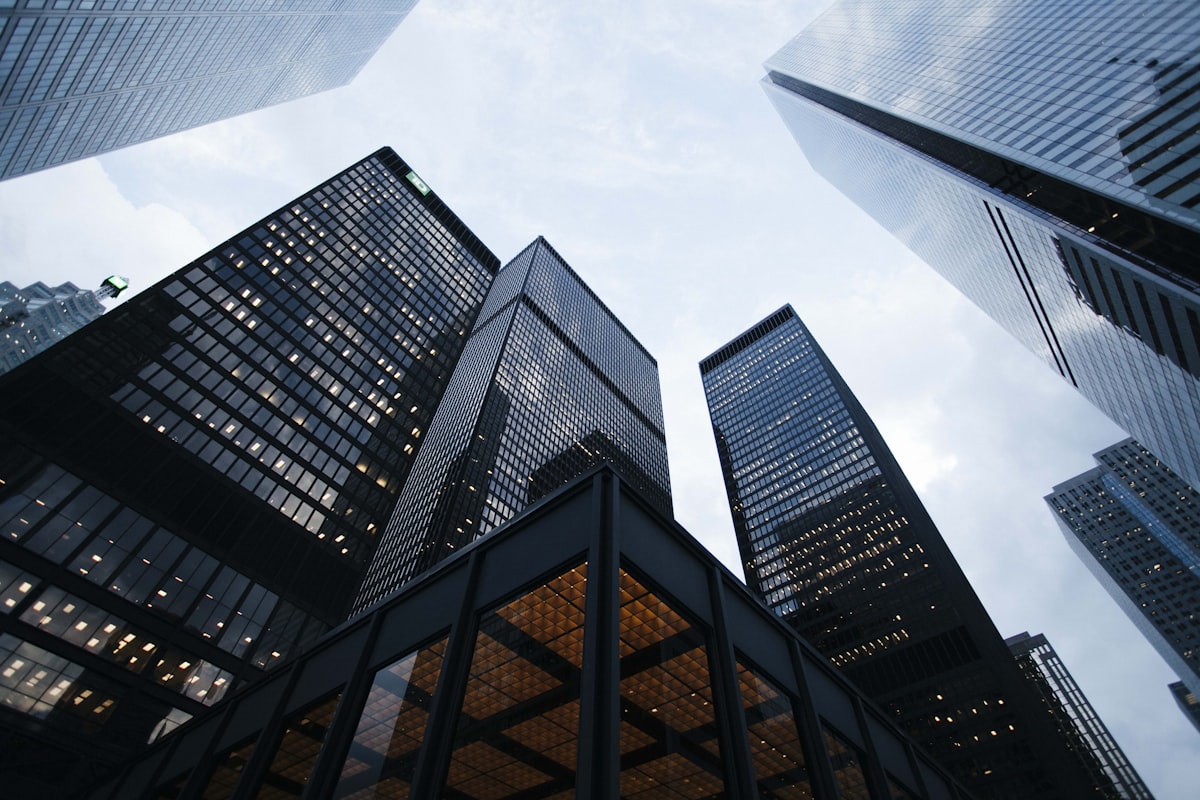 Edificio corporativo moderno con medidas estructurales de prevención sísmica y continuidad operativa