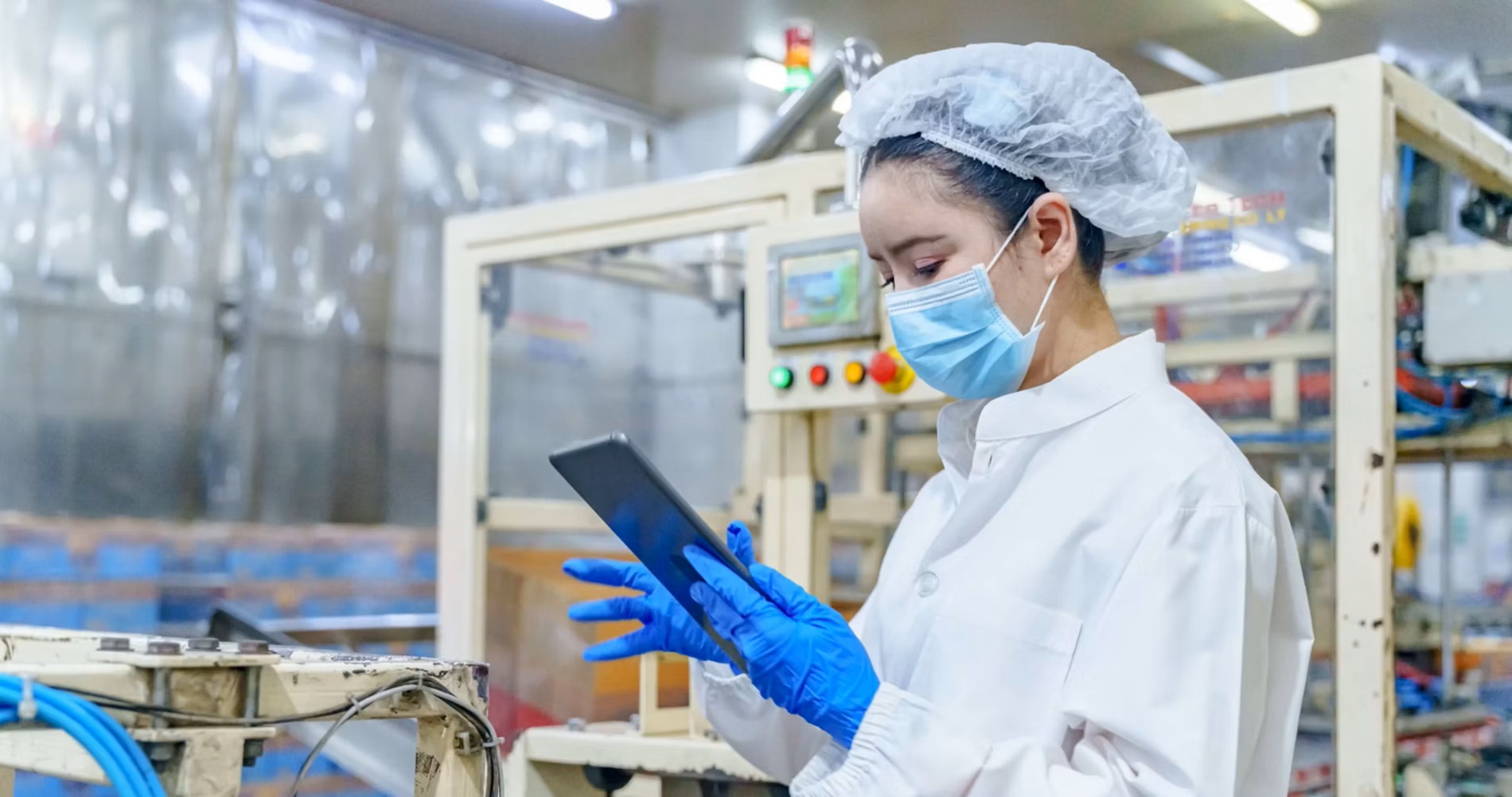 TCS lanza plataforma de IA agéntica para acelerar el desarrollo de medicamentos en entornos regulados Investigación biomédica en laboratorio y desarrollo farmacológico con inteligencia artificial