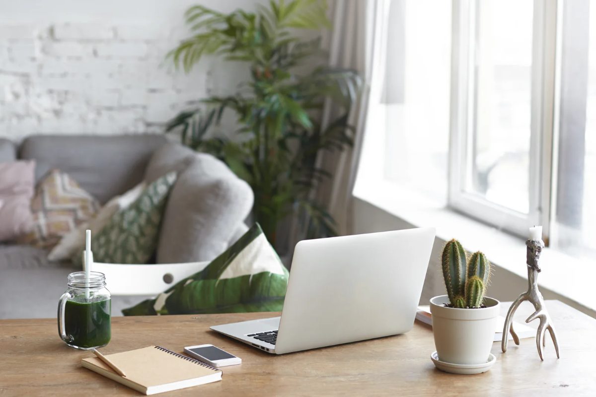 Profesionales en un entorno corporativo moderno y flexible de coworking colaborando en proyectos digitales