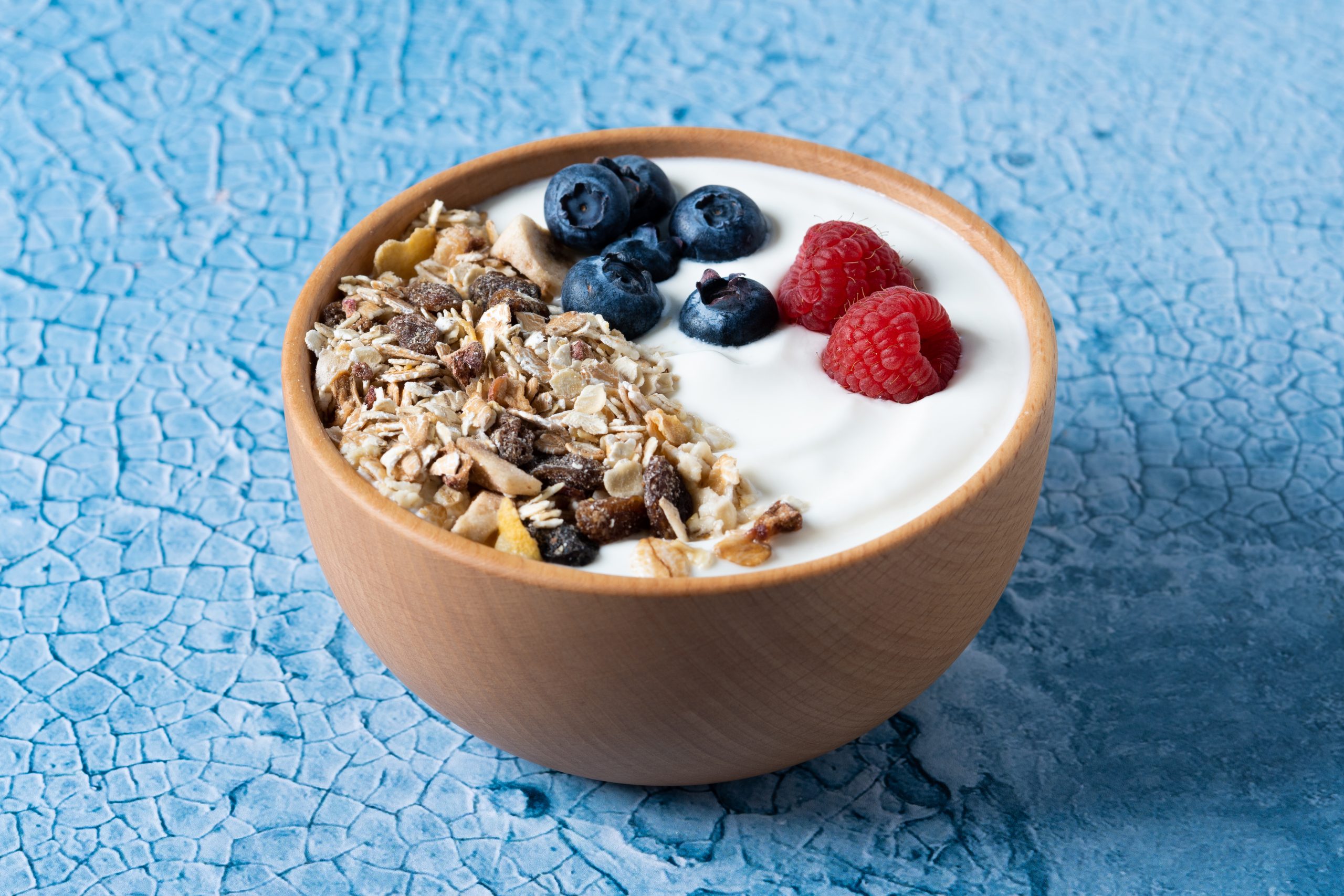 Nutrición basada en evidencia: Cinco mitos sobre el consumo de yogurt que la ciencia ayuda a desmitificar en México Alimento fermentado con yogurt natural, frutas y cereales en el Día Nacional del Yoghurt