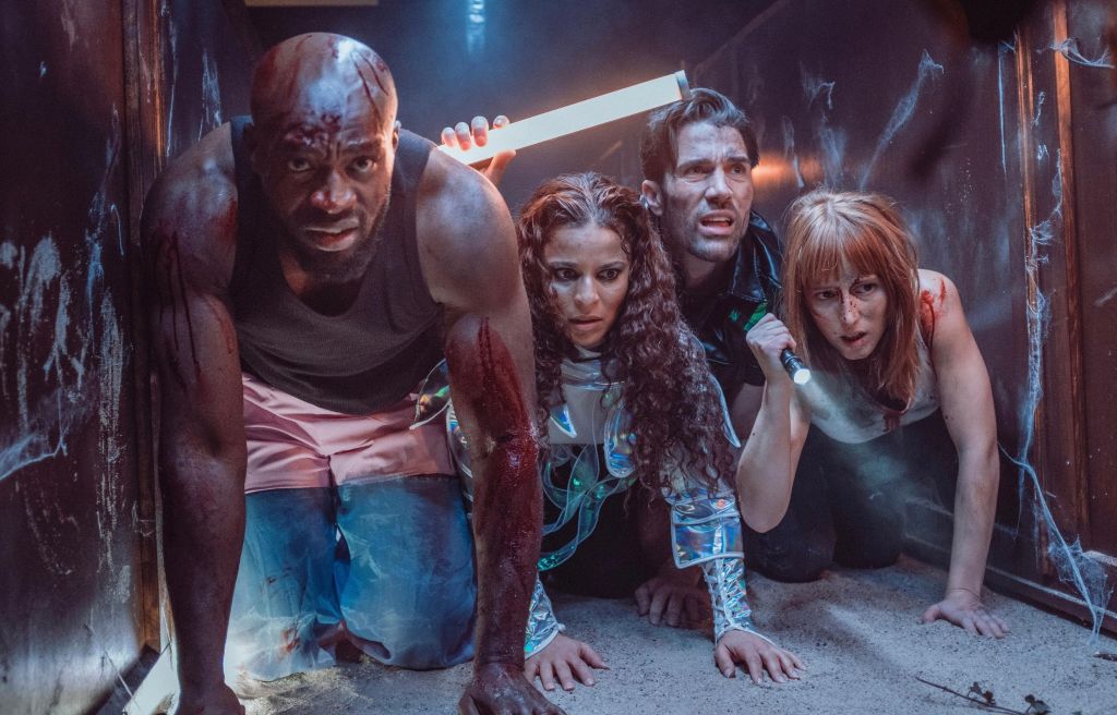 Claqueta y set cinematográfico de producción de cine vertical de terror y suspenso
