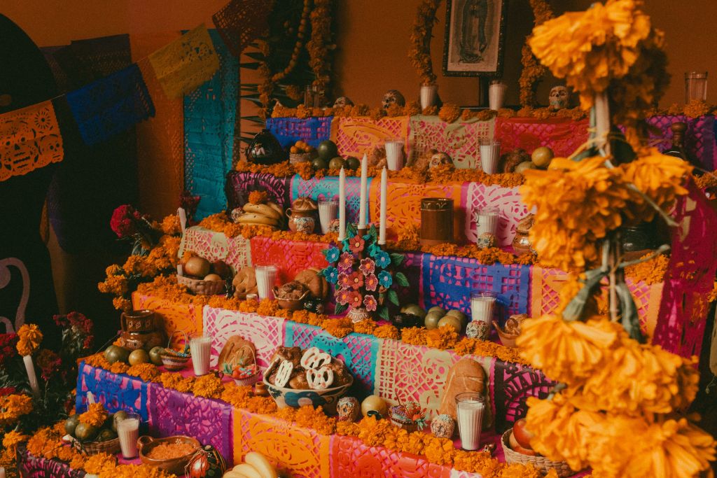 Telas, hilos, bordados artesanales y elementos tradicionales de mercería mexicana