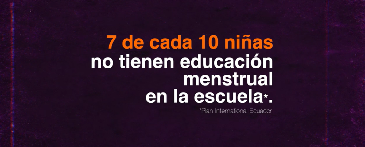 Niñas y adolescentes en aula escolar apoyadas por programas educativos y de salud menstrual comunitaria