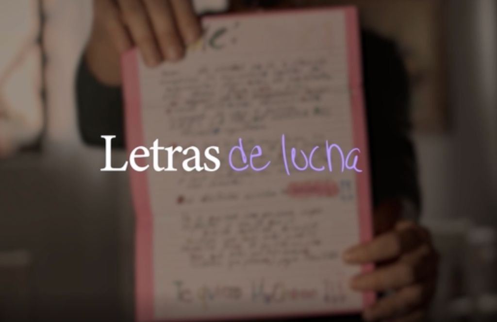 Manos redactando textos jurídicos y tipografía manuscrita con pluma fuente en memoria y justicia