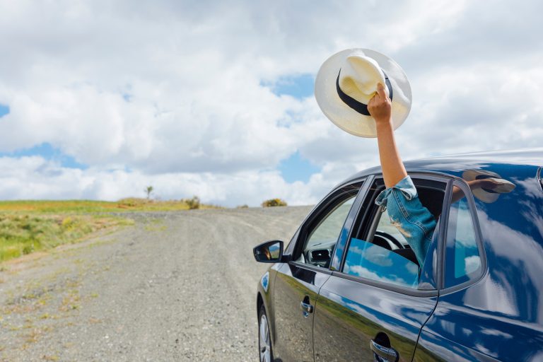 Vehículo viajando por carretera en México durante temporada turística de Día de Muertos