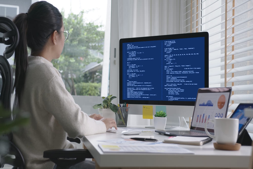Especialista financiero analizando datos de cumplimiento fiscal, contabilidad digital y auditoría en pantalla
