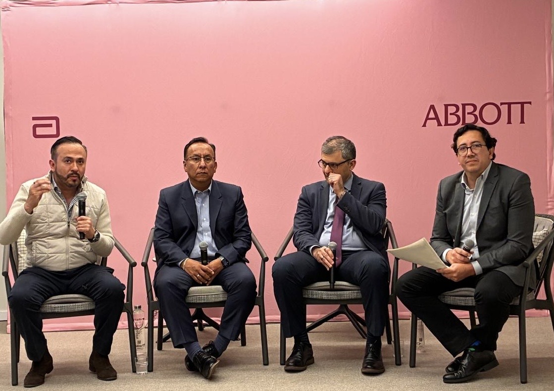 Especialistas médicos analizando tomografías y estudios oncológicos de cáncer de pulmón en webinar de Abbott en ESMO 2026
