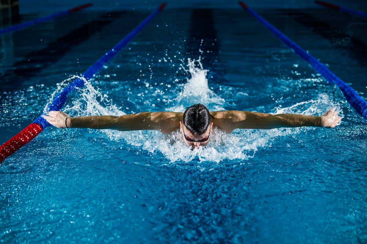 Clavadista olímpica Alejandra Estudillo conquista doble medalla de oro en el Tri Meet de la NCAA Piscina olimpica de saltos y plataforma de clavados acuatica