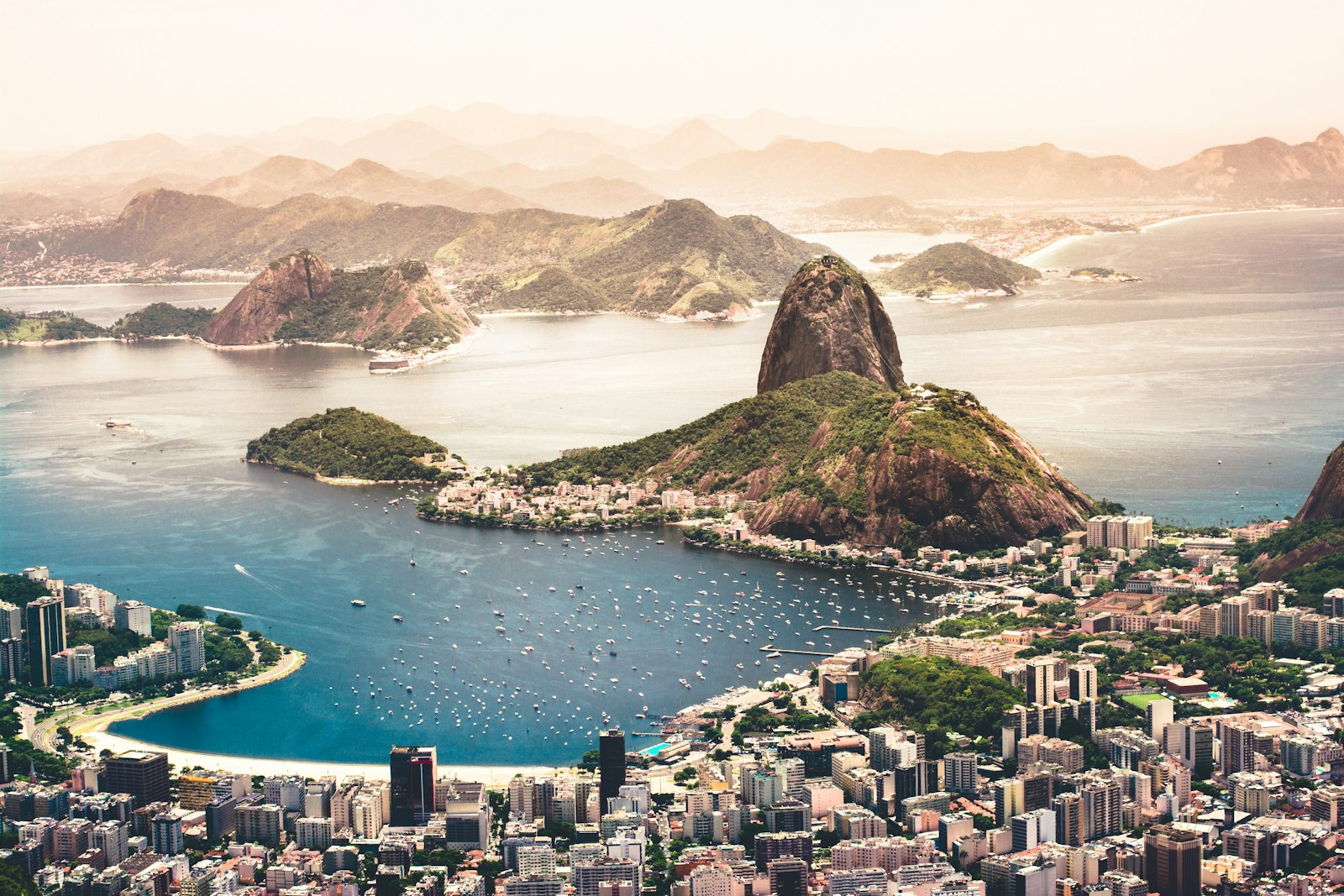 Vista panorámica de Río de Janeiro y crecimiento del turismo internacional en Brasil durante 2026