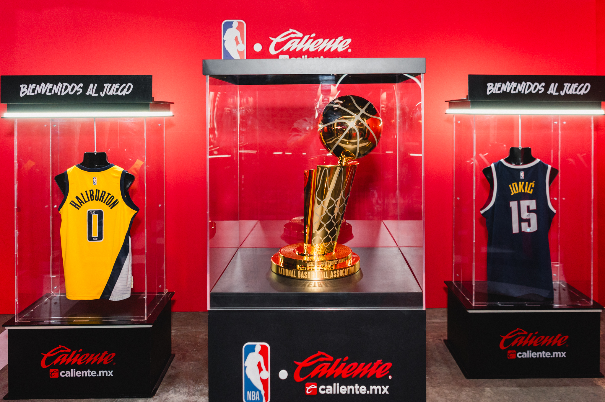 Cancha de basquetbol profesional y balón de juego de la NBA en México