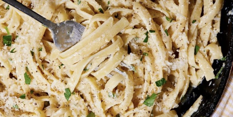 Preparación gastronómica de Pasta Alfredo cremosa elaborada con Danone Griego y queso parmesano