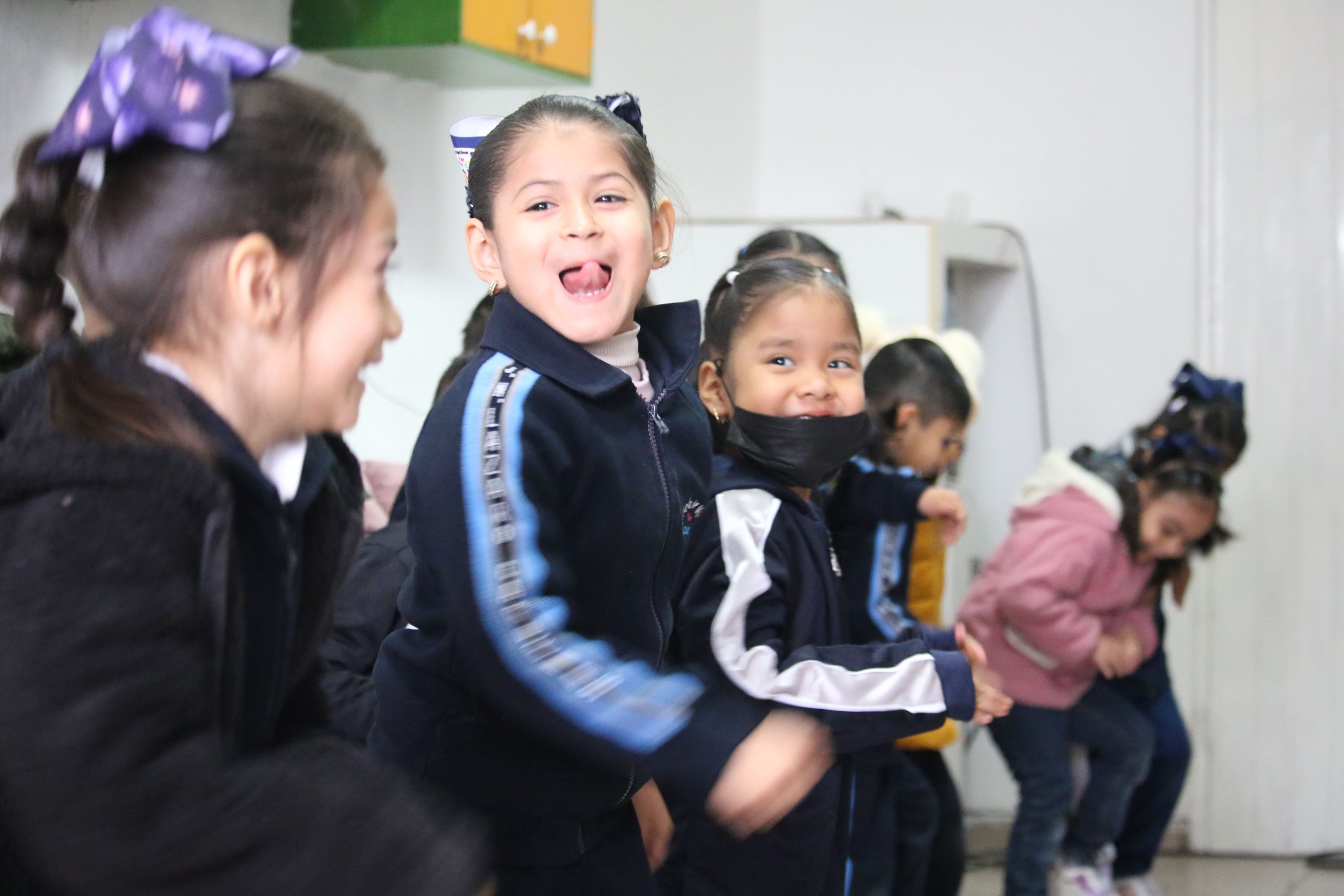 Enseña por México cumple 10 años en Baja California Sur beneficiando a más de 30,000 estudiantes en 100 escuelas públicas Estudiantes y docentes en aula de escuela pública desarrollando proyectos comunitarios en Baja California Sur