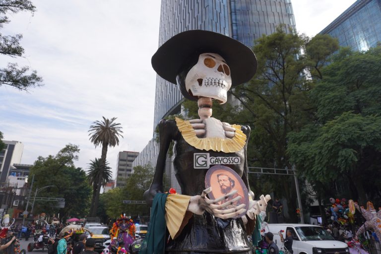 Celebración cultural de la Mega Procesión de Catrinas y altar conmemorativo en Paseo de la Reforma Ciudad de México
