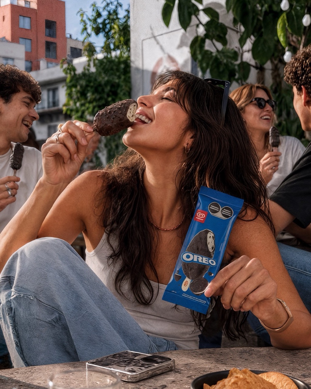 Paleta de helado de vainilla con trozos de galleta y cobertura de chocolate Helados Holanda y Oreo