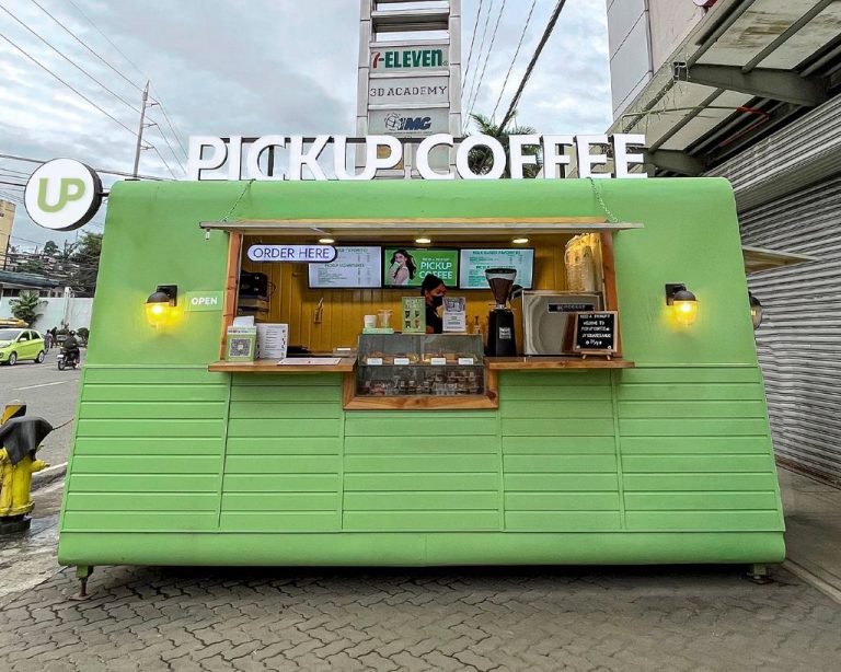 Barista preparando bebidas en sucursal urbana de PICKUP COFFEE en la Ciudad de México