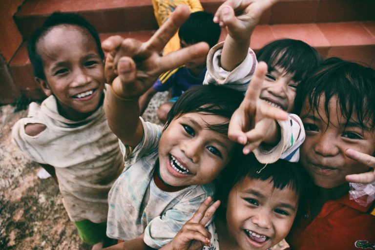 Asistencia humanitaria y programas de educación STEM para la niñez en situaciones de emergencia global