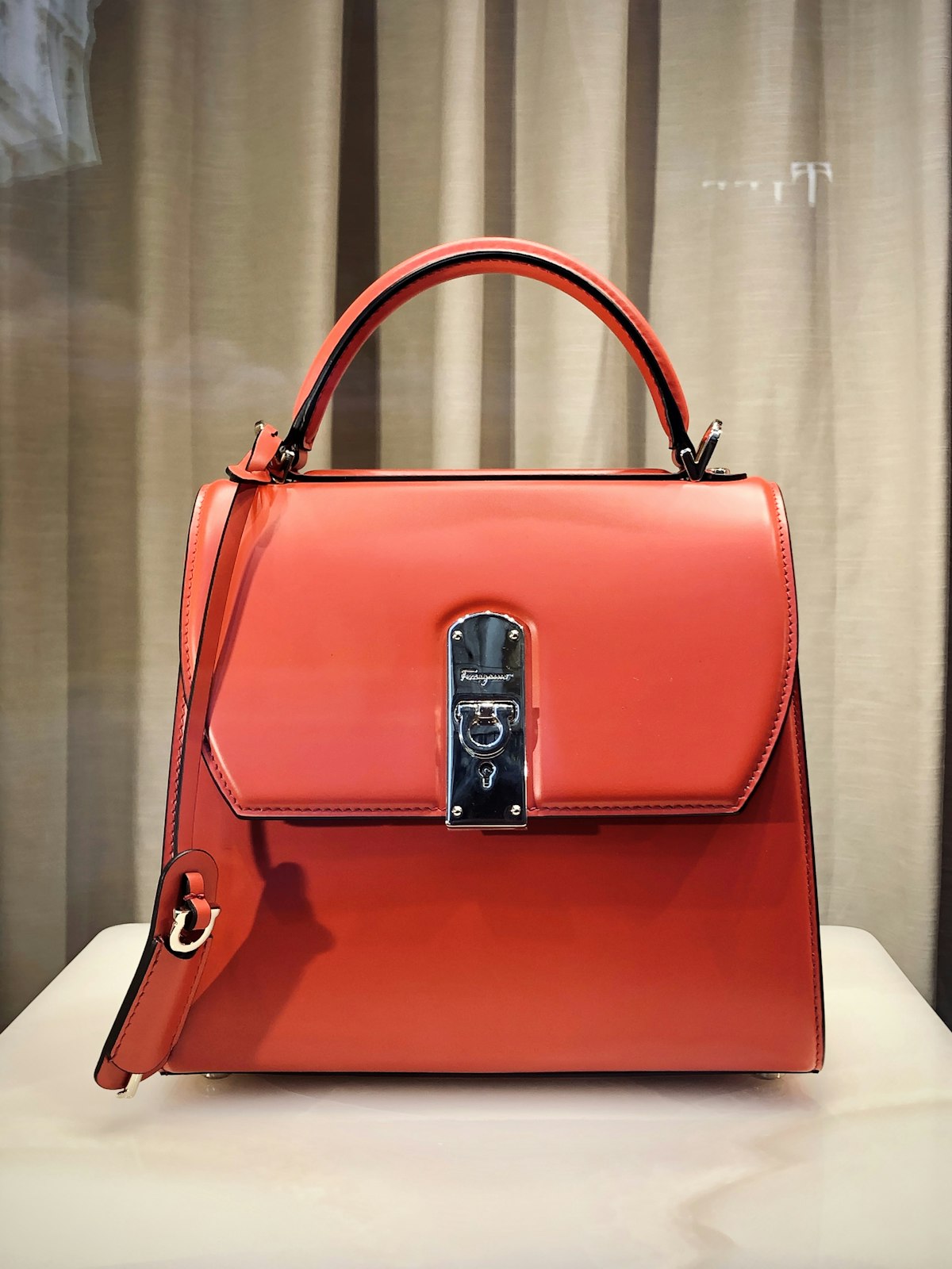 Expansión en el mercado retail de moda: La firma española Lonbali llega a México con modelo omnicanal y presencia en Liverpool Bolsos de diseño, marroquinería y accesorios de moda en retail contemporáneo