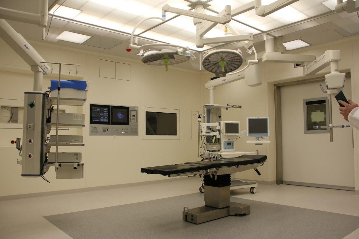 Hito en tecnología médica auditiva: Presentan el primer sistema de implante coclear totalmente invisible sin componentes externos Especialista medico examinando equipo de alta tecnologia auditiva y salud coclear